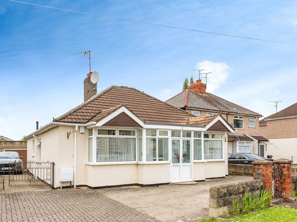 2 bed detached bungalow for sale in Cheney Manor Road, Swindon SN2, £