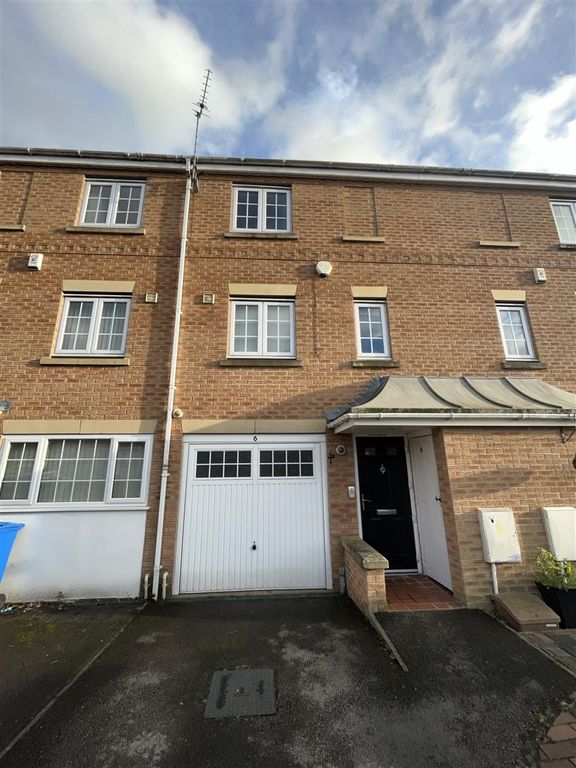 3 bed town house to rent in Hurstwood, AshtonUnderLyne OL6, £1,150 pcm Zoopla