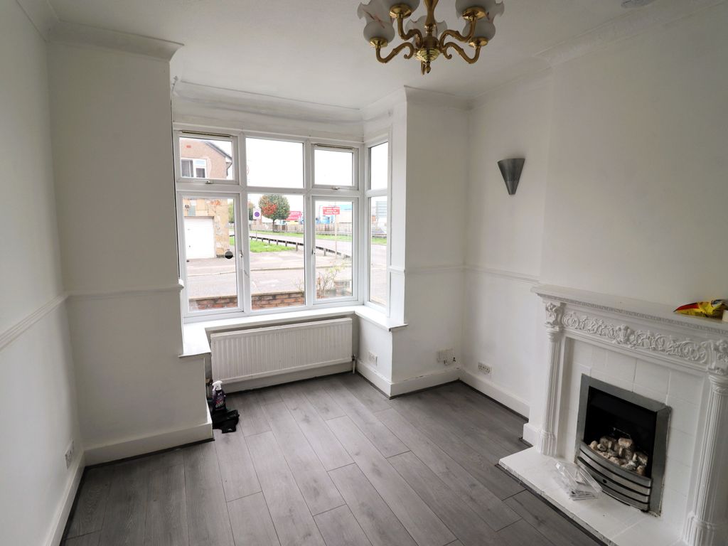 3 bed end terrace house for sale in Hainault Road, Romford RM5, £