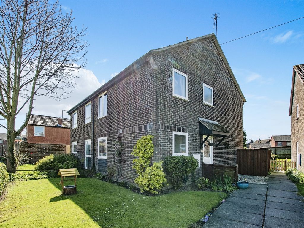 3 bed semidetached house for sale in Calthorpe Close, Stalham, Norwich