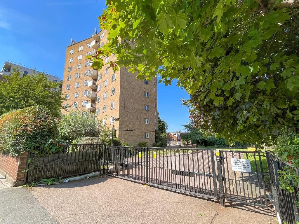 2 bed flat for sale in Finchley Road, Golders Green, London NW11, £