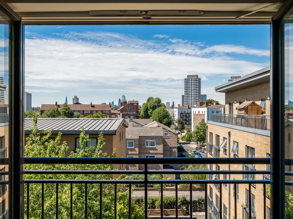 1 bed flat to rent in Wealden House, Capulet Square, London E3, £1,690