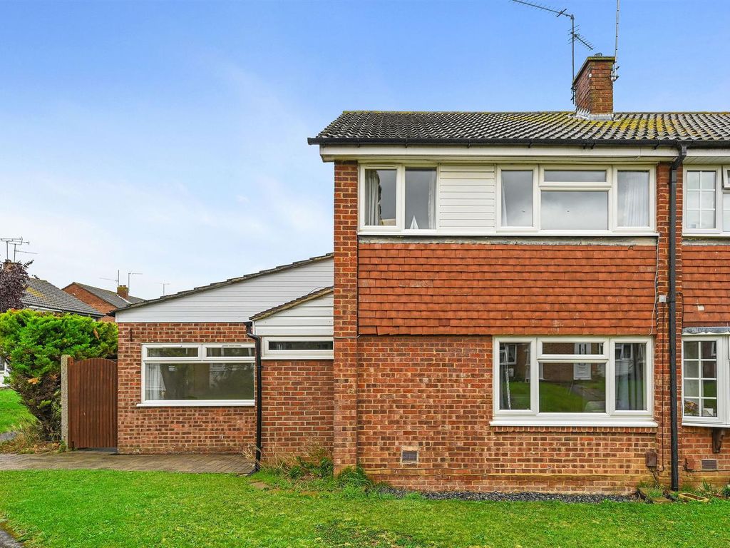 4 bed end terrace house for sale in Moss Path, Galleywood, Chelmsford