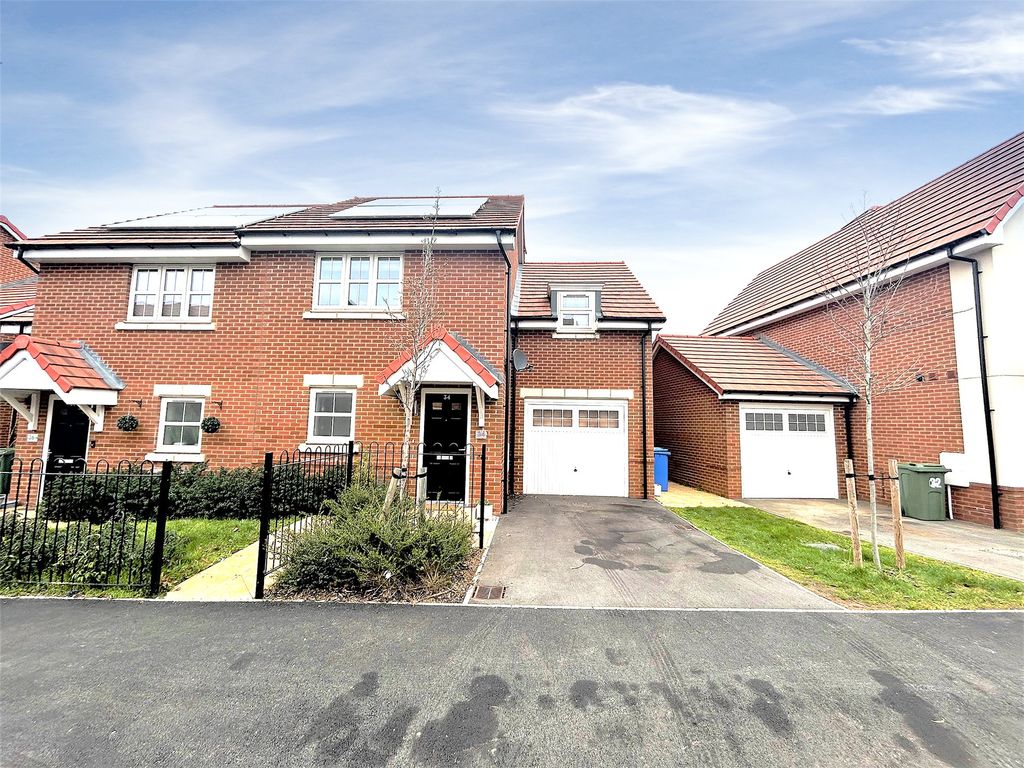 3 bed semidetached house for sale in Chapman Drive, Binfield