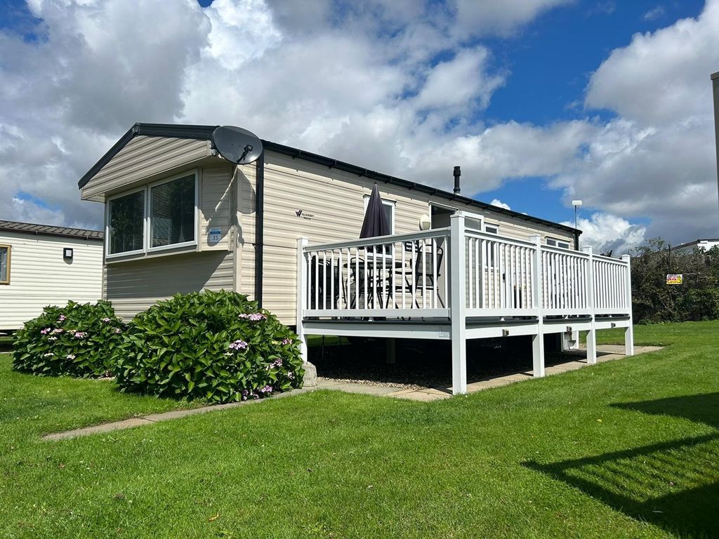 2 bed mobile/park home for sale in Beach Road, Kessingland NR33, £