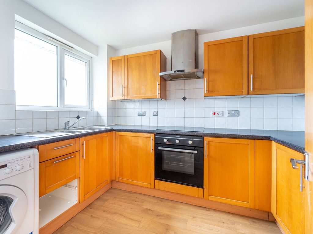 2 bed flat to rent in Marine Drive, Barking IG11, £1,600 pcm Zoopla