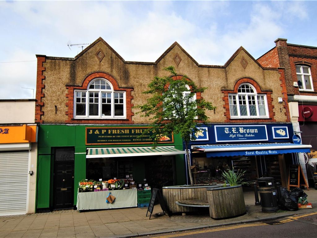 2 bed flat to rent in High Street, Rushden NN10, £850 pcm Zoopla