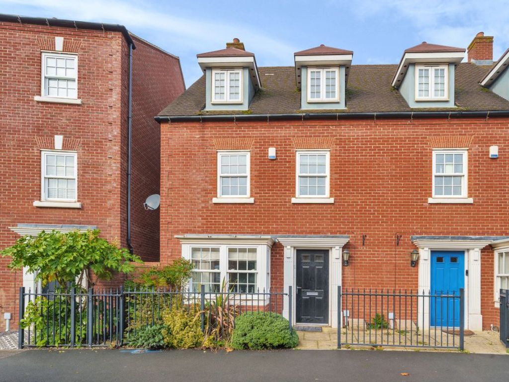 4 bed semidetached house for sale in Anglia Way, Great Denham, Bedford