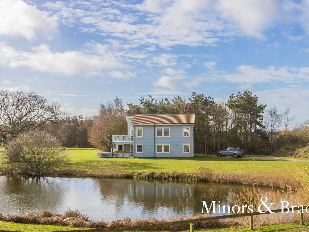 4 bed detached house for sale in Fritton, Caldecott Hall NR31, £350,000