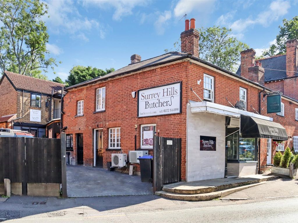 2 bed to rent in High Street, Oxshott, Leatherhead KT22, £