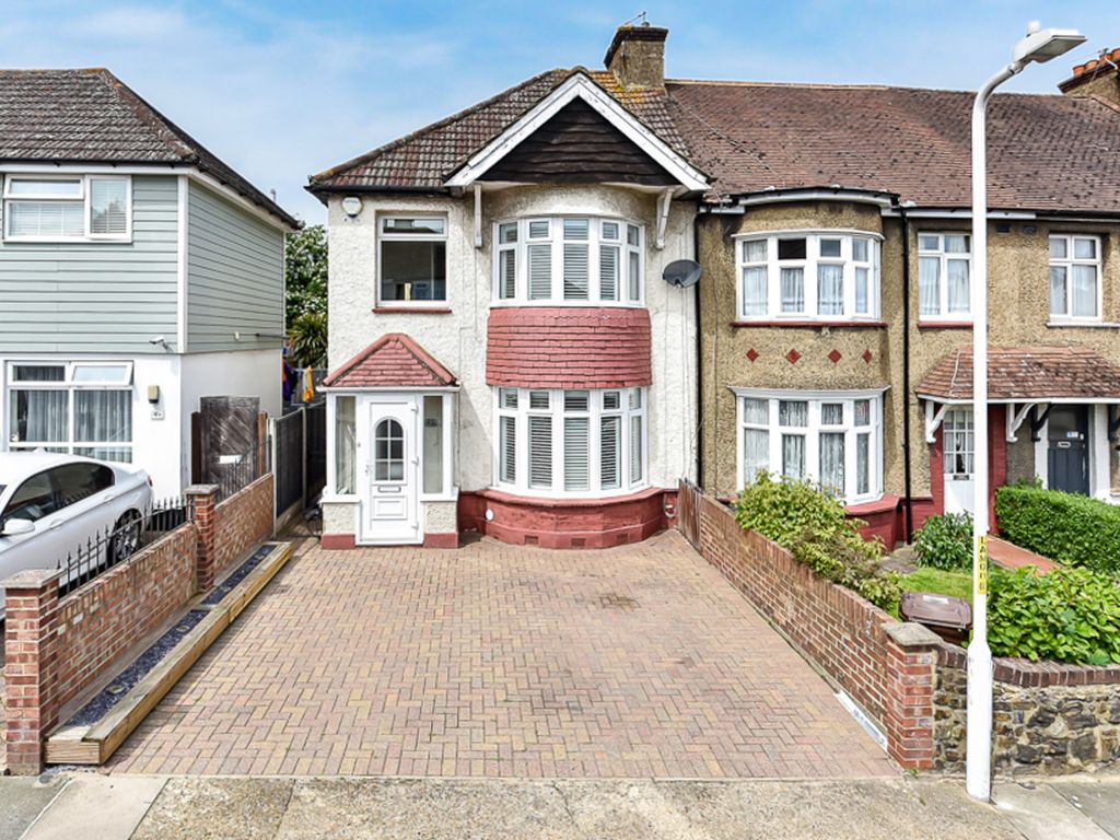 4 bed semidetached house for sale in Lamorna Avenue, Gravesend, Kent