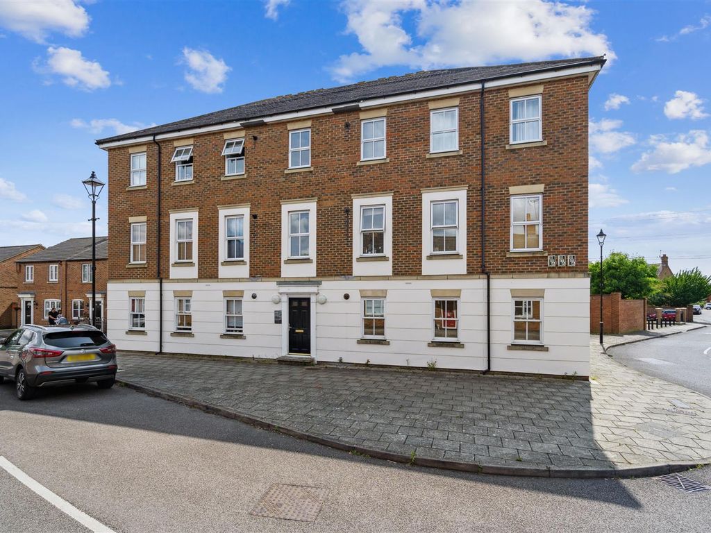 2 bed flat for sale in Kingsgate, Fairford Leys, Aylesbury (No Chain