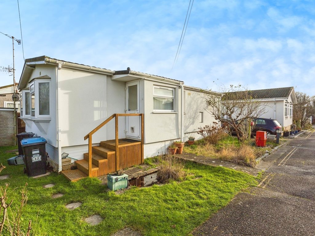2 bed mobile/park home for sale in Laburnum Court, Smallfield, Horley