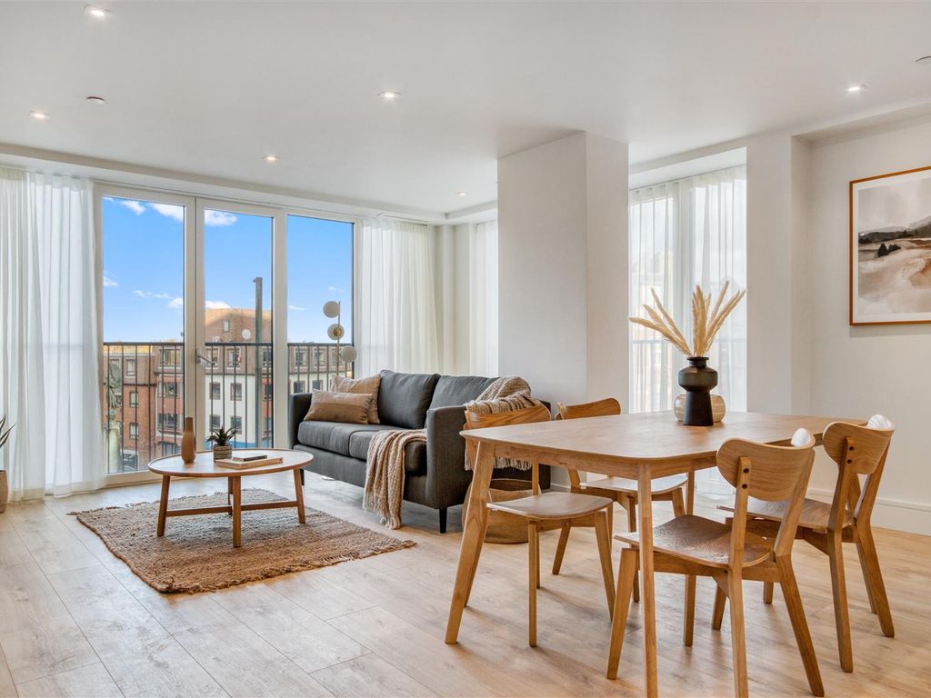 2 bed flat to rent in Station Road, New EN5, £1,800 pcm