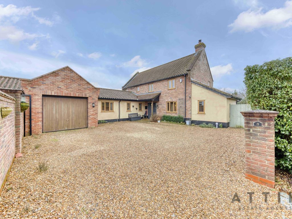 5 bed linkdetached house for sale in Nelsons Loke, Great Ellingham