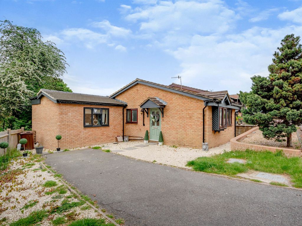 3 bed detached bungalow for sale in The Frenches, Redhill RH1, £550,000