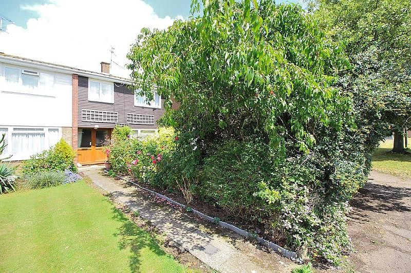 3 bed terraced house to rent in Dorset Avenue, Great Baddow, Chelmsford