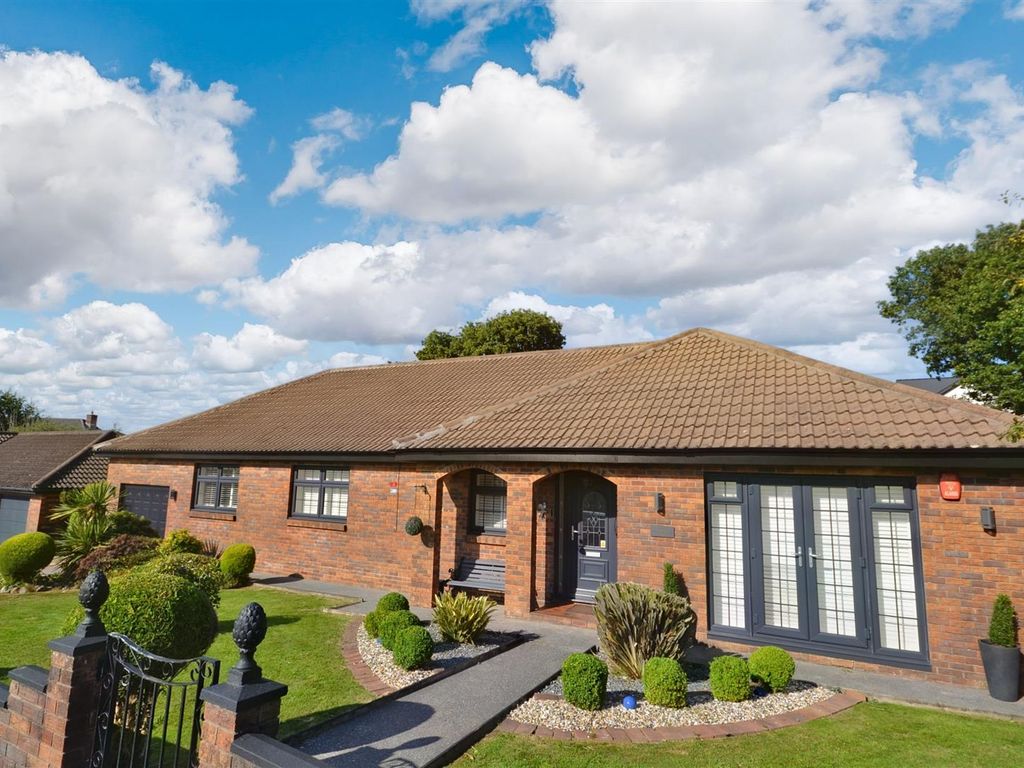 4 bed detached bungalow for sale in Maesglasnant, Cwmffrwd, Carmarthen