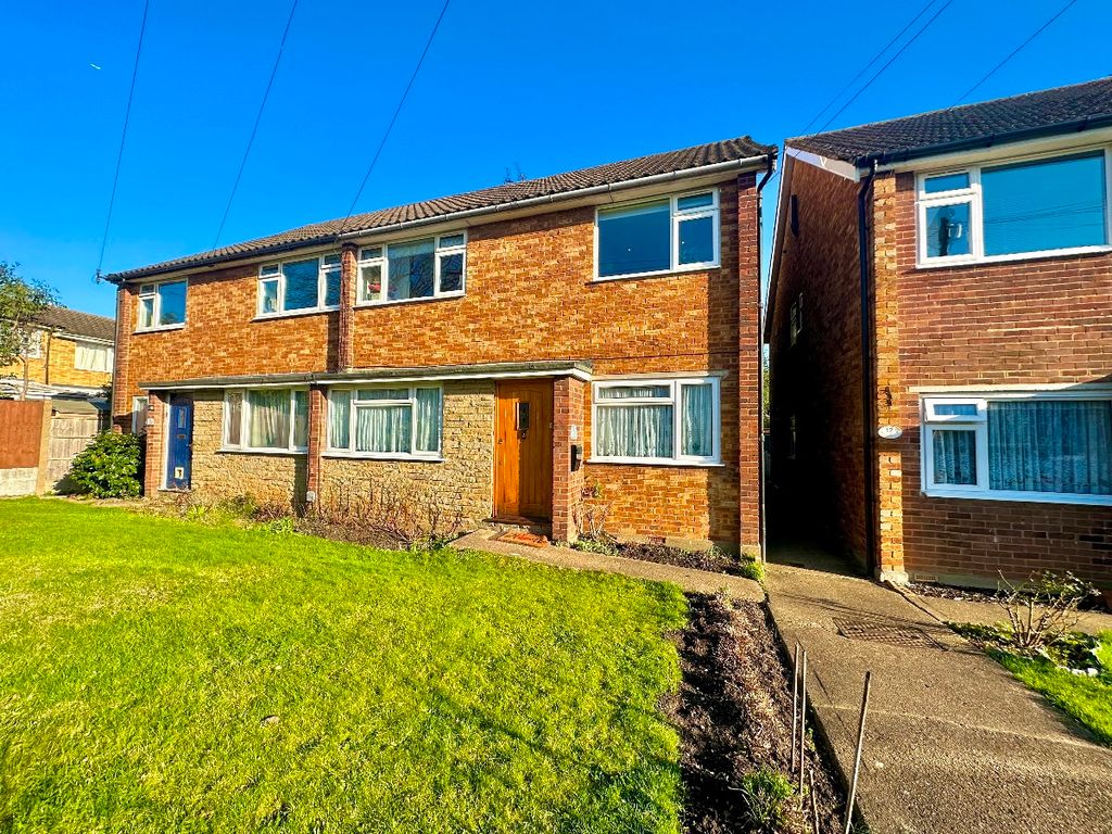 2 bed to rent in Avenue Close, Harold Wood, Romford RM3, £