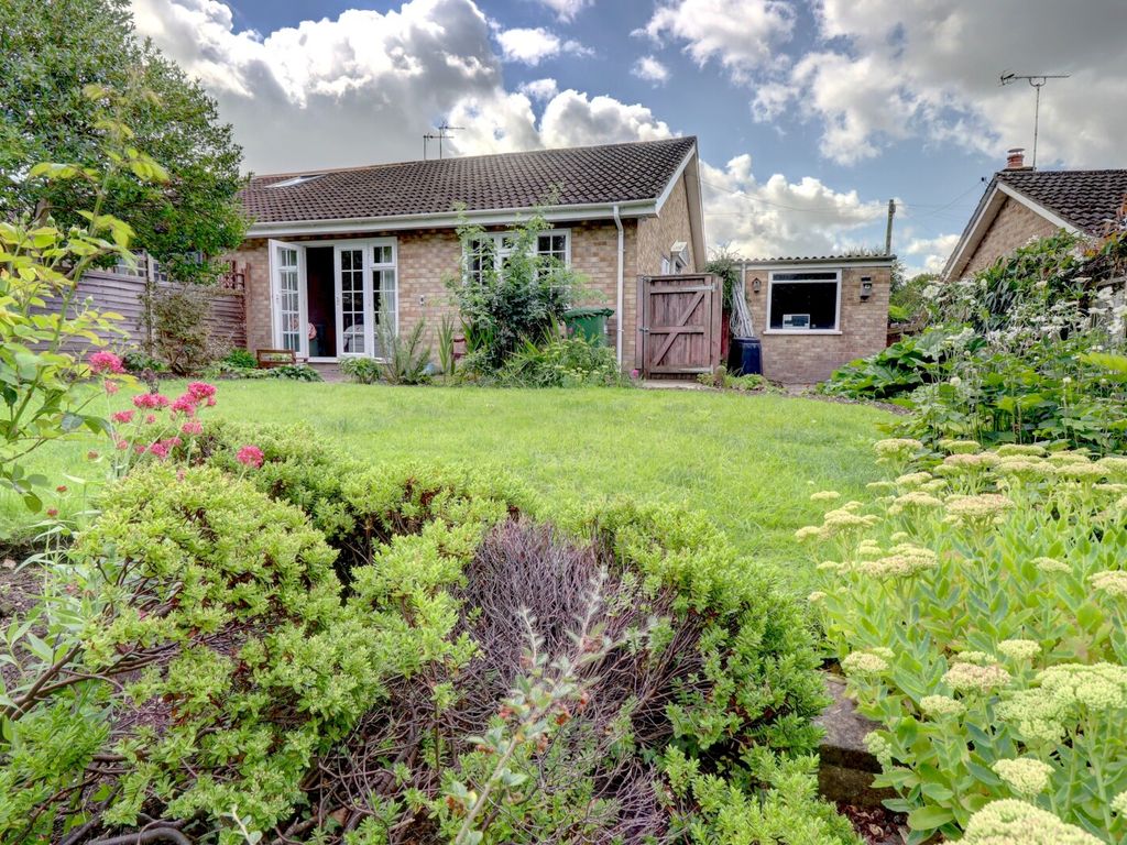 2 bed bungalow for sale in Dovecote Close, Princes Risborough HP27, £
