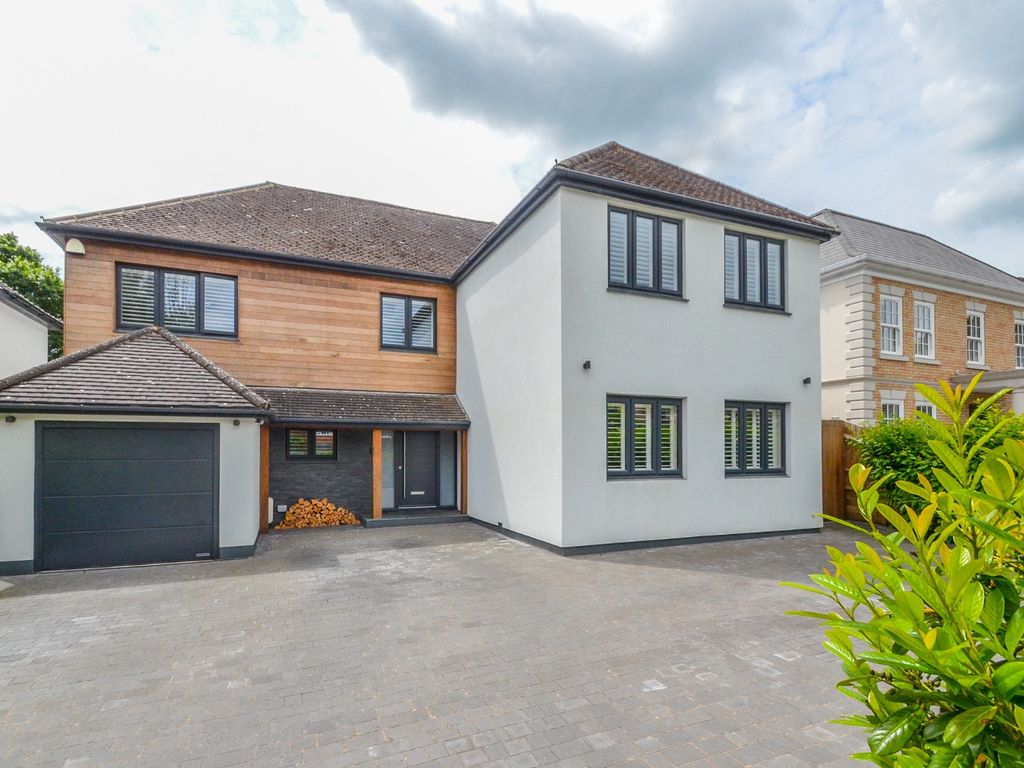 5 bed detached house for sale in Warren Road, LeighOnSea, Essex SS9