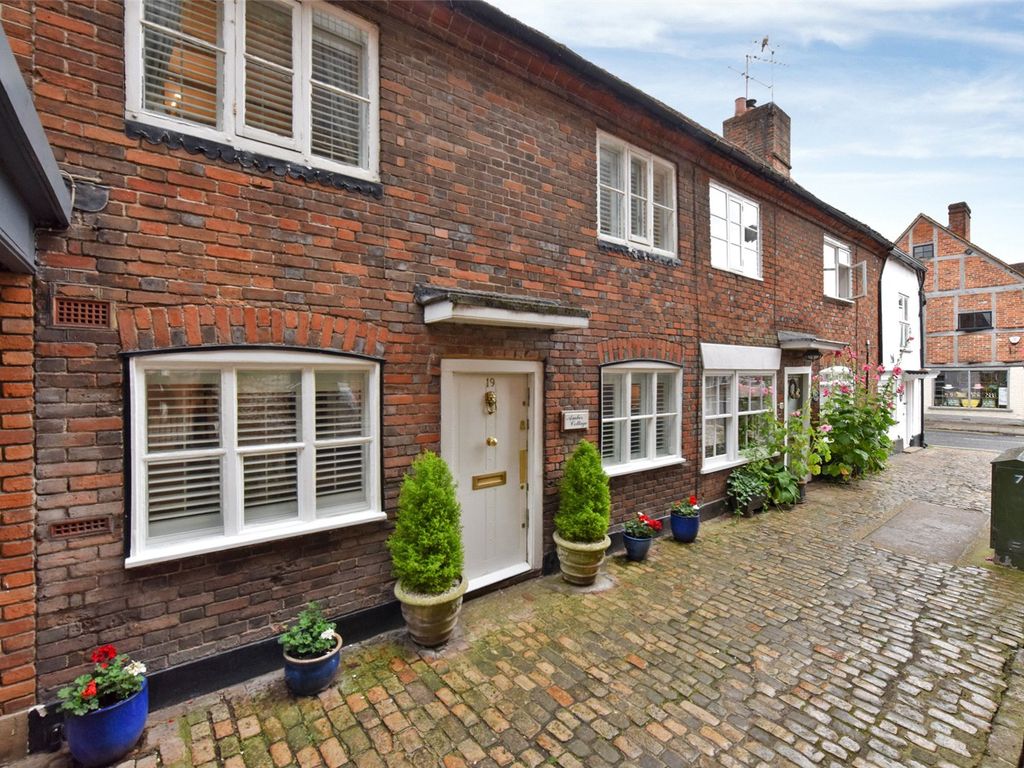 2 bed terraced house to rent in Market Square, Old Amersham