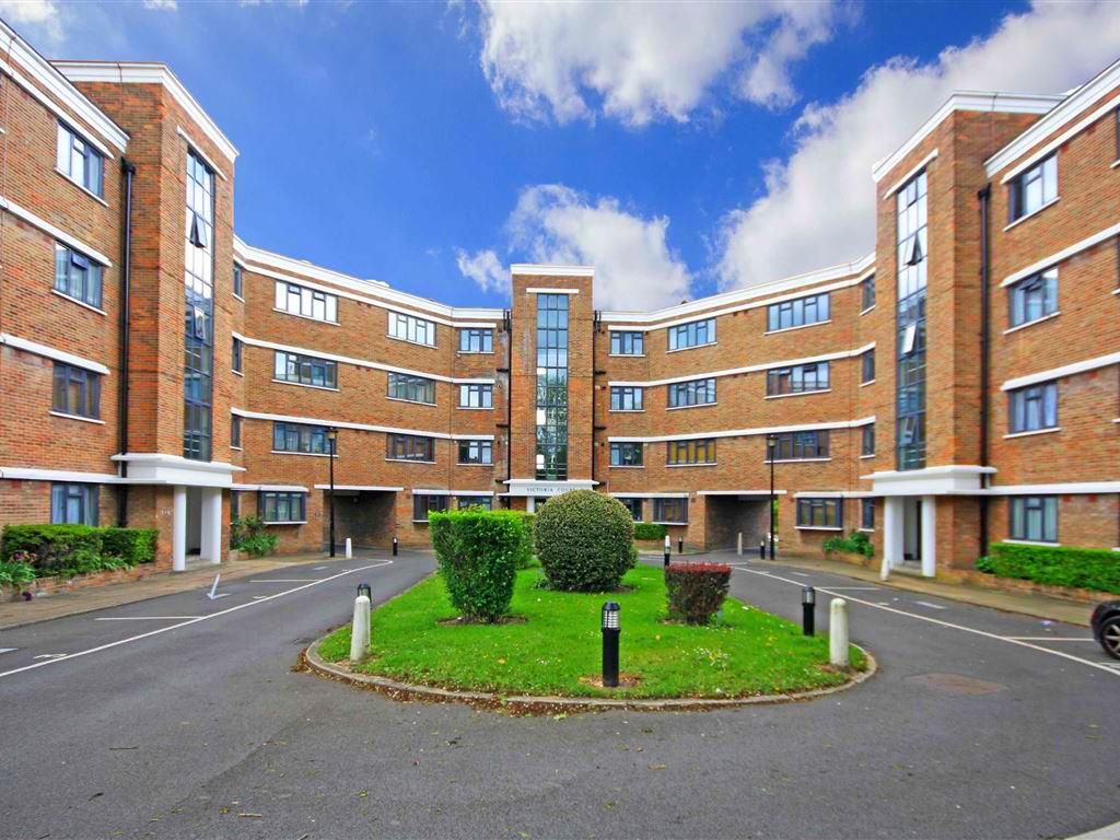 2 bed flat to rent in Kingsbridge Avenue, London W3, £1,950 pcm Zoopla