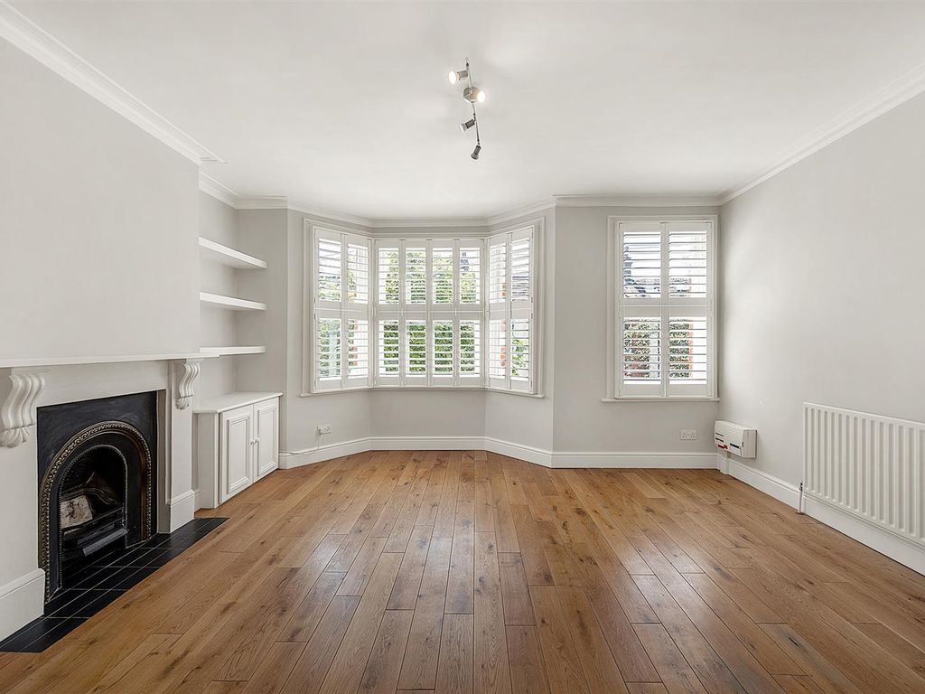 3 bed flat to rent in Vanderbilt Road, Earlsfield, London SW18, £3,200