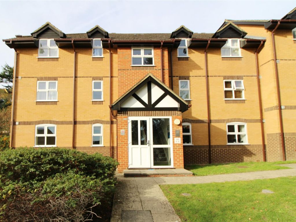 2 bed flat to rent in Waller Court, Caversham, Reading RG4, £1,250 pcm