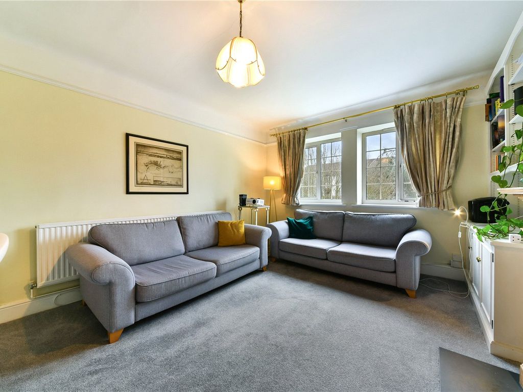 2 bed flat to rent in Gloucester Court, Kew Road, Kew TW9, £2,000 pcm