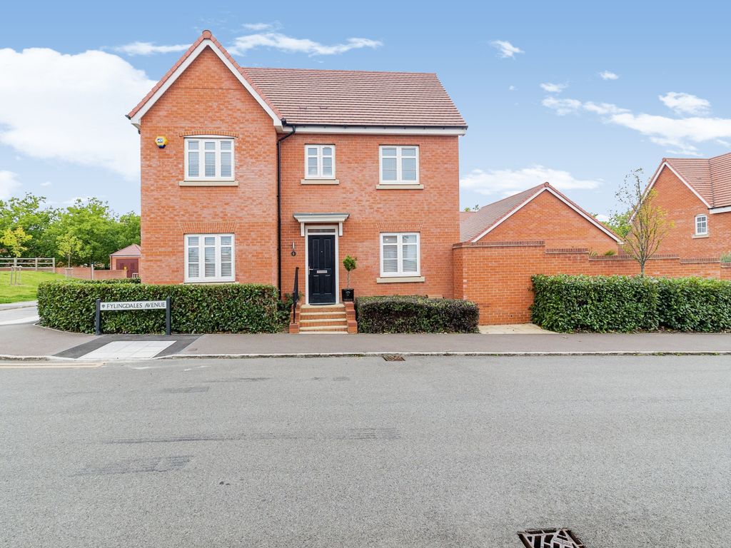 3 bed detached house for sale in Fylingdales Avenue, Bedford MK42, £