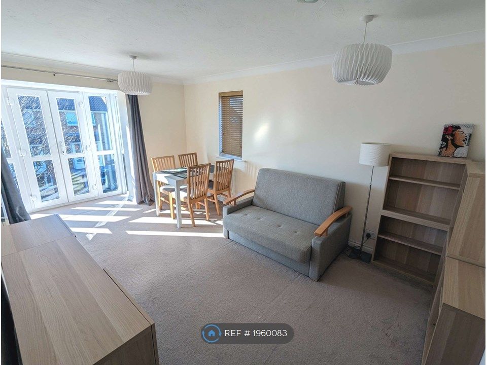 1 bed flat to rent in Farriers Road, Epsom KT17, £1,300 pcm Zoopla