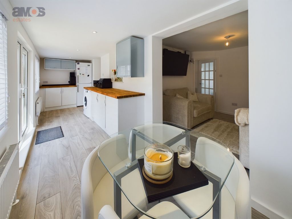 2 bed semidetached bungalow for sale in Elizabeth Drive, Wickford