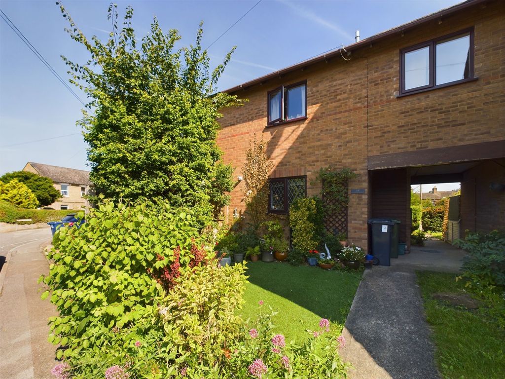 2 bed terraced house for sale in Grosvenor Gardens, St Neots