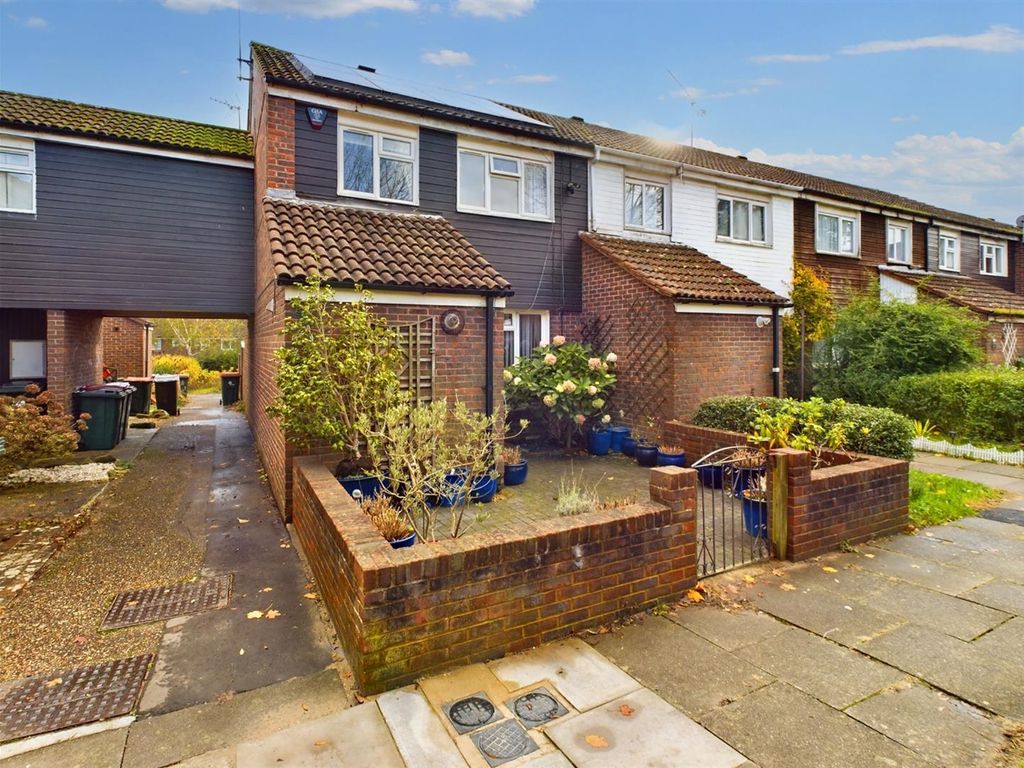 4 bed property for sale in Abbotsfield Road, Ifield, Crawley RH11, £