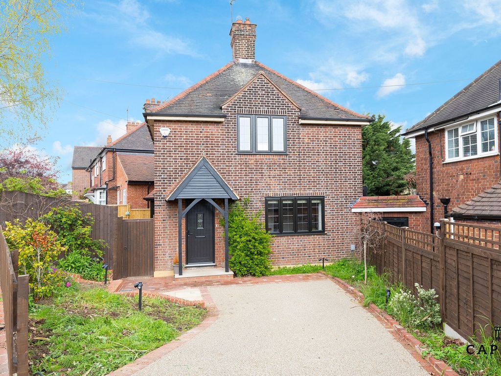 3 bed detached house to rent in Roding View, Buckhurst Hill IG9, £2,300