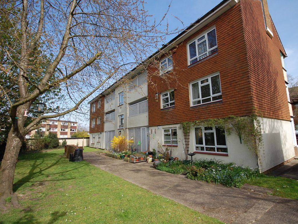 3 bed flat to rent in Kemsing Close, Bromley BR2 Zoopla