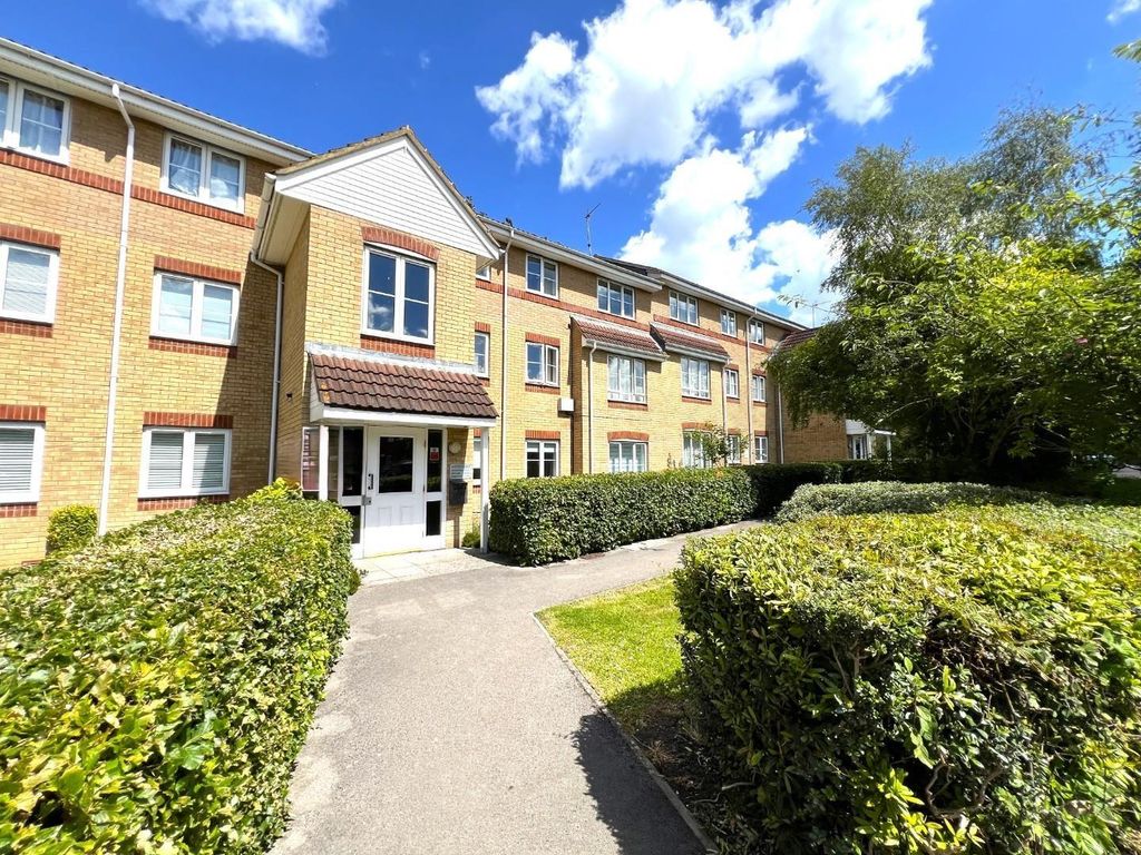 2 bed flat to rent in Winton Road, Swindon SN3, £870 pcm Zoopla