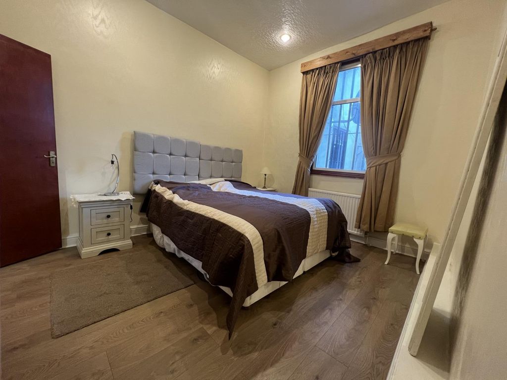 1 bed flat to rent in Stoke Newington High Street, London N16, £1,450