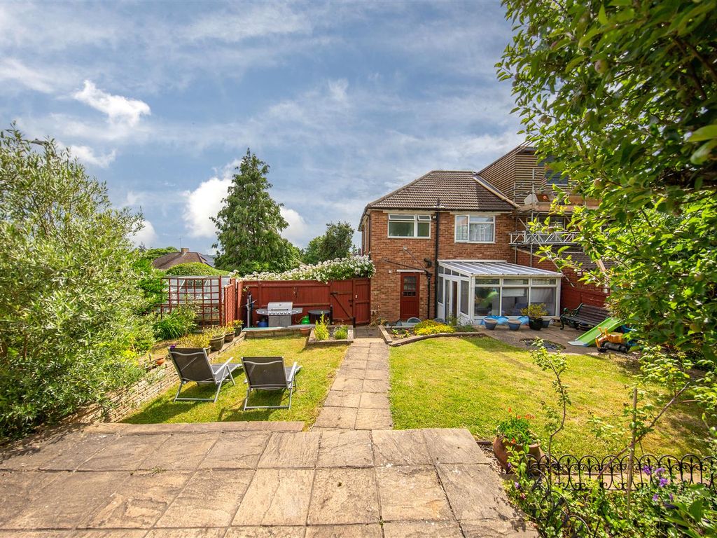 3 bed semidetached house for sale in Grampian Way, Luton, Bedfordshire