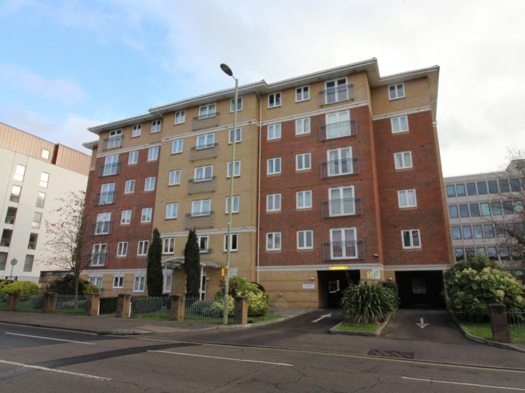 2 bed flat to rent in 294 Farnborough, Hampshire GU14 Zoopla