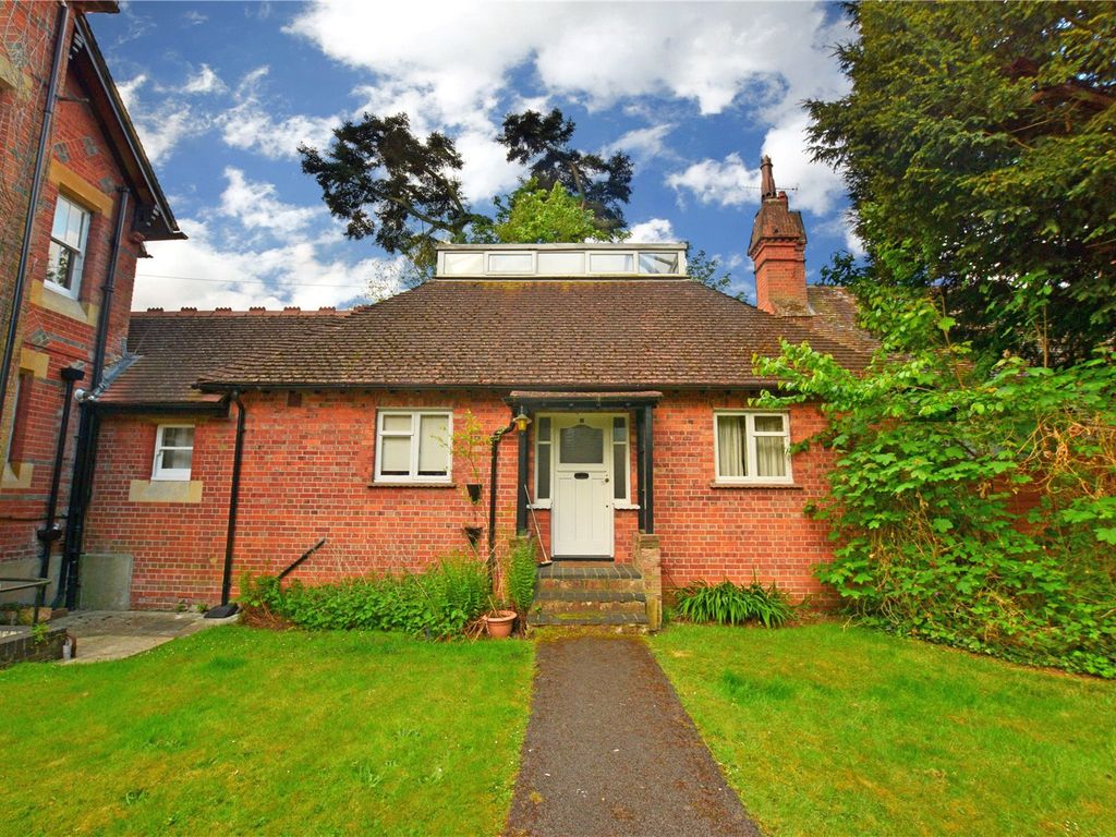 2 bed semidetached house to rent in Crowthorne Road, Sandhurst