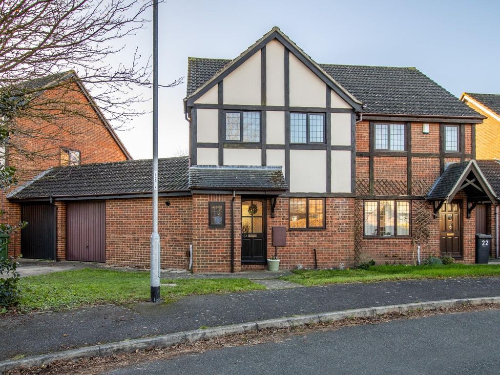 3 bed semidetached house for sale in Martingale Close, Cambridge CB4