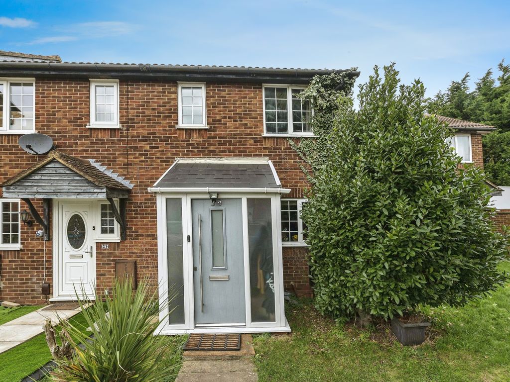 2 bed end terrace house for sale in Rudyard Close, Luton, Bedfordshire