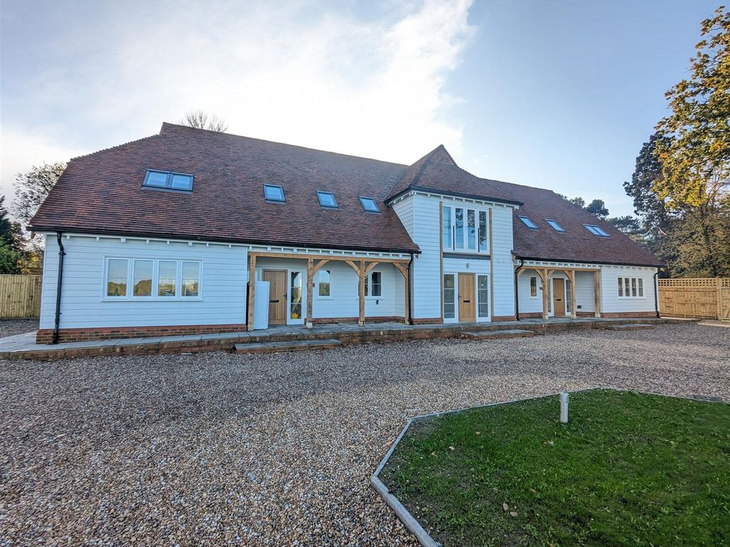 3 bed property to rent in Watermans Lane, Paddock Wood, Tonbridge TN12