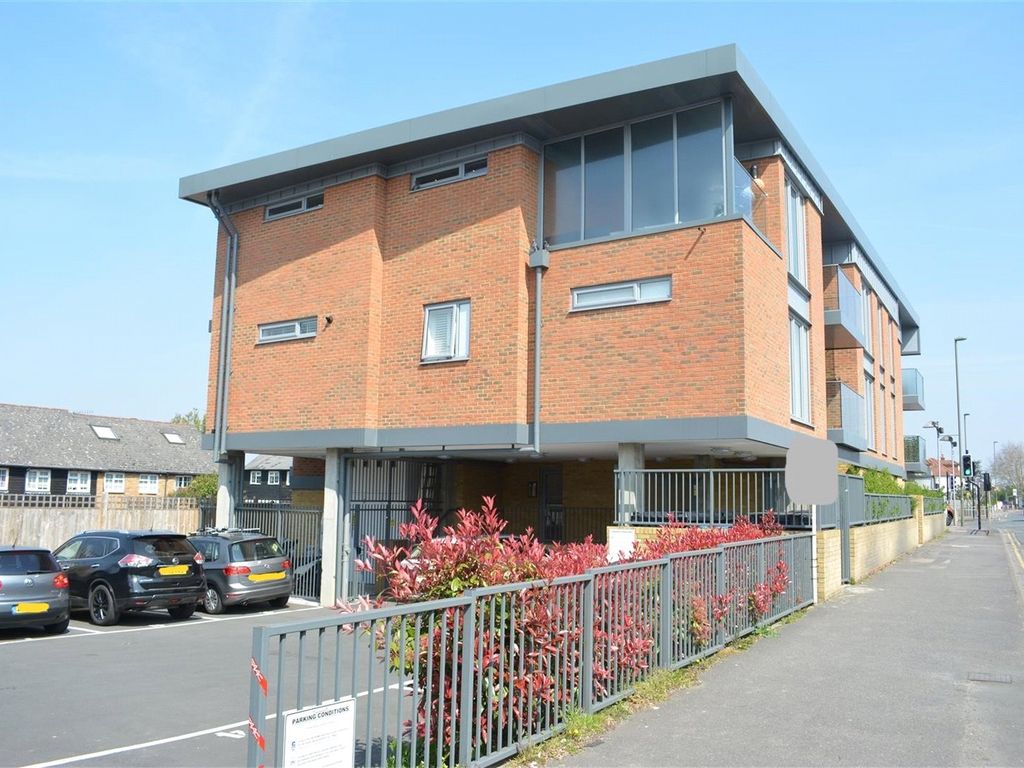 2 bed flat to rent in East Street, Epsom, Surrey KT17, £1,700 pcm Zoopla