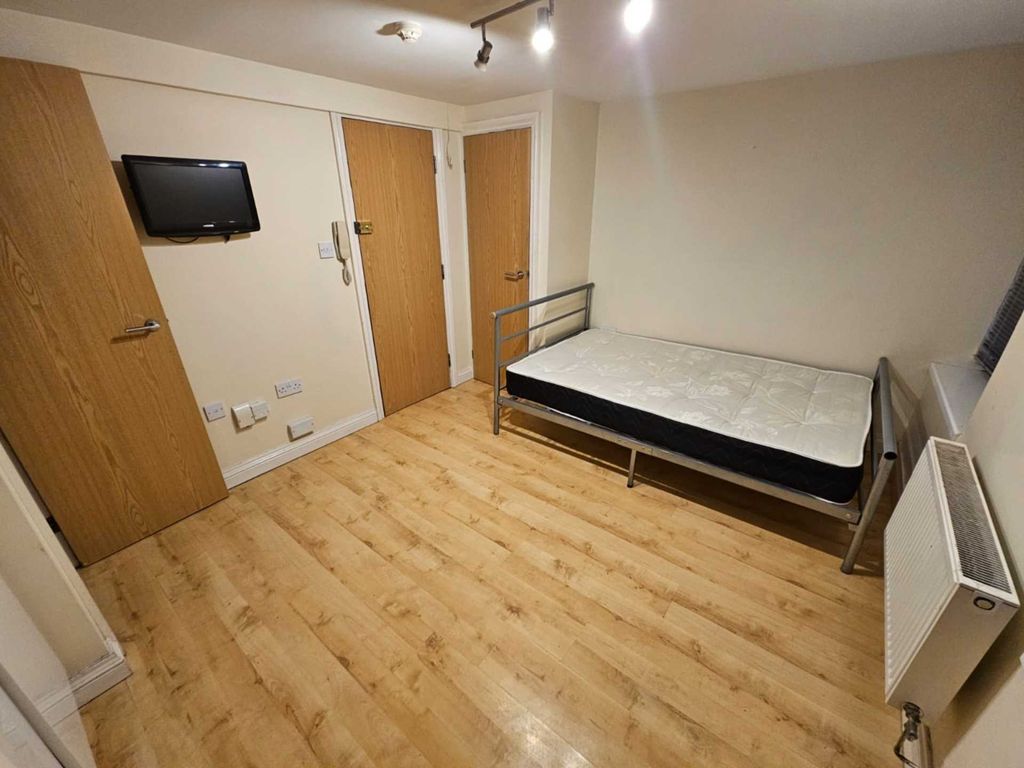 Studio to rent in Moy Road, Roath, Cardiff CF24, £700 pcm Zoopla