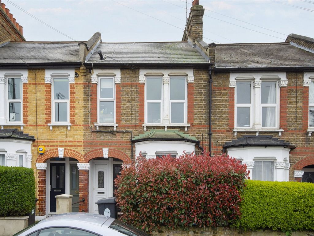 2 bed flat to rent in Ringwood Road, Walthamstow, London E17, £1,700