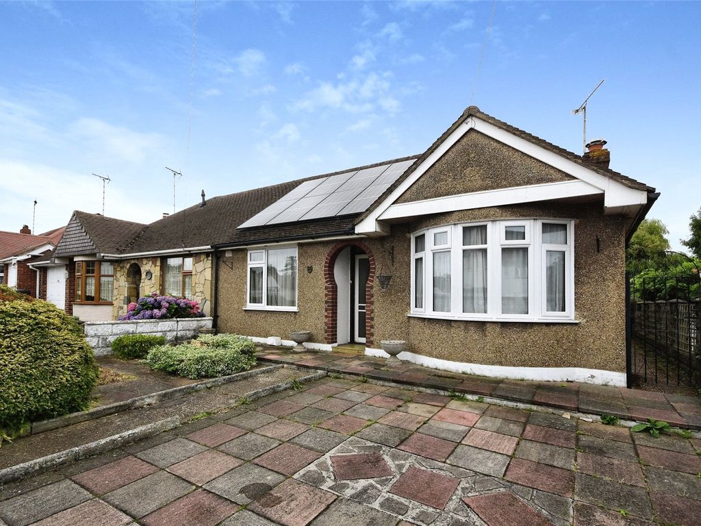 3 bed bungalow for sale in Weir Gardens, Rayleigh, Essex SS6, £350,000