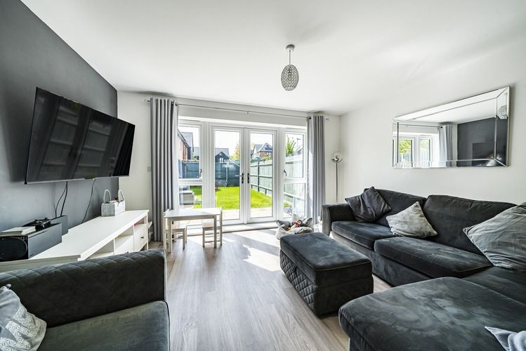 2 bed semidetached house for sale in Gilbert Close, Reading, Berkshire